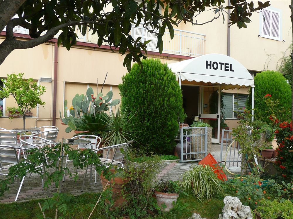 Hotel Darsena Passignano sul Trasimeno Exterior photo