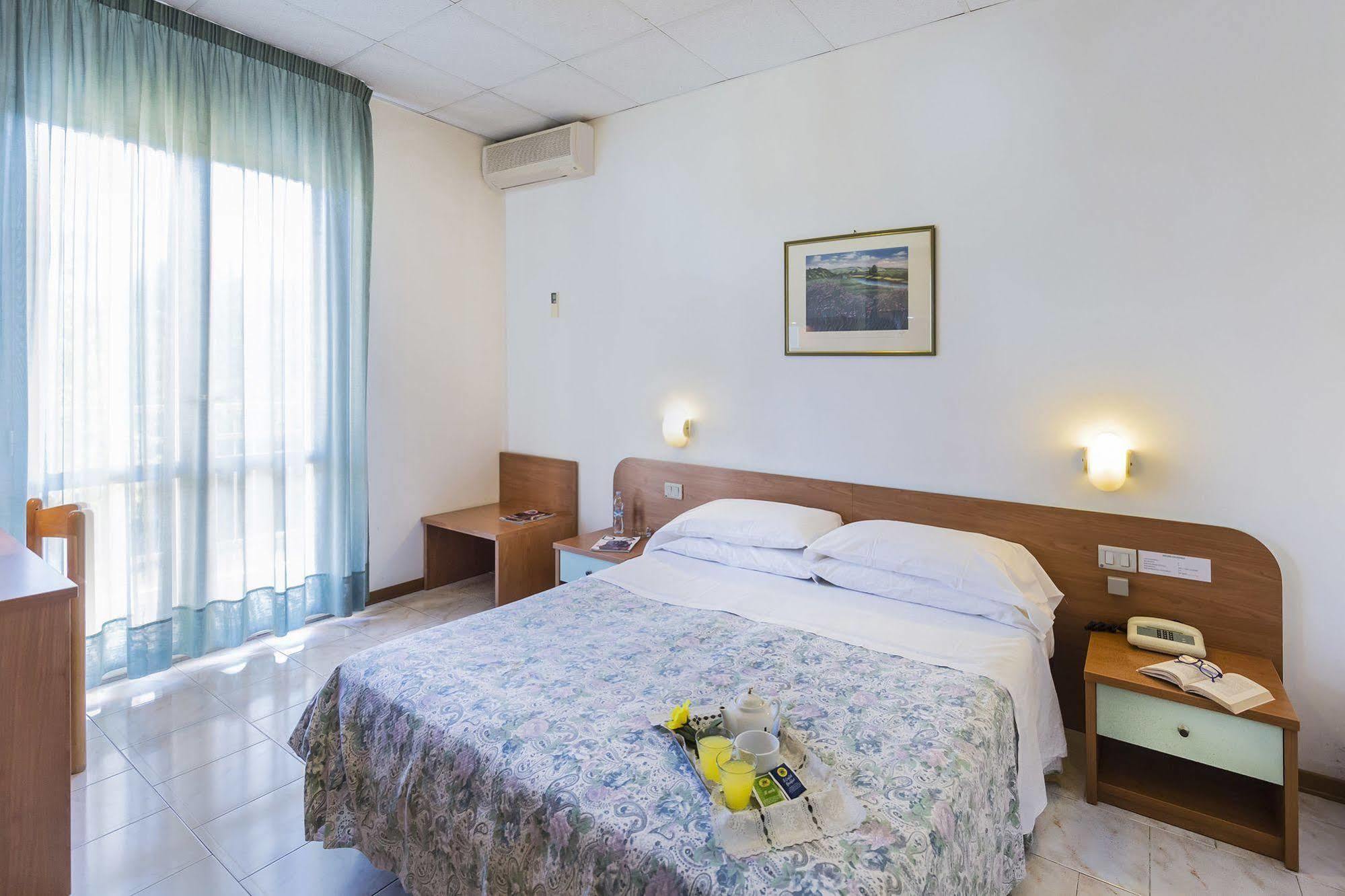 Hotel Darsena Passignano sul Trasimeno Exterior photo